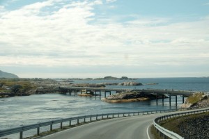 Le pont se tortille entre les îles