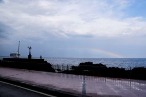 Le front de mer avec arc en ciel